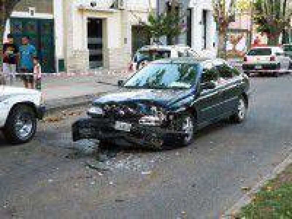 Colisionan dos autos de frente en la Av San Mart�n