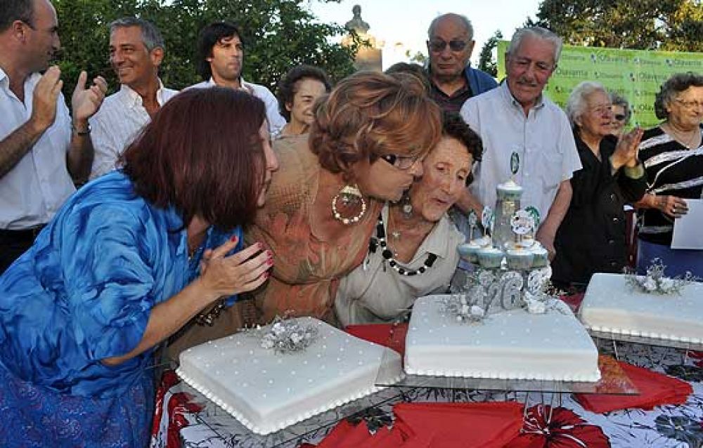 Hinojo celebr� sus 126 a�os en la plaza central de la localidad