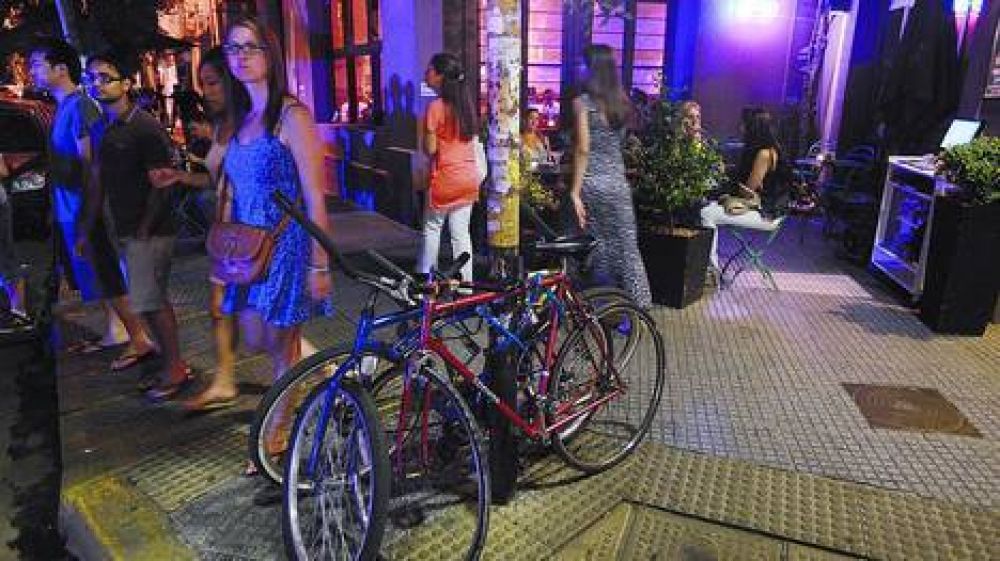 El boom de la bici: La noche porte�a tambi�n anda ahora en dos ruedas