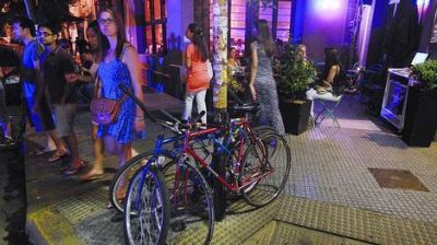 El boom de la bici: La noche porte�a tambi�n anda ahora en dos ruedas