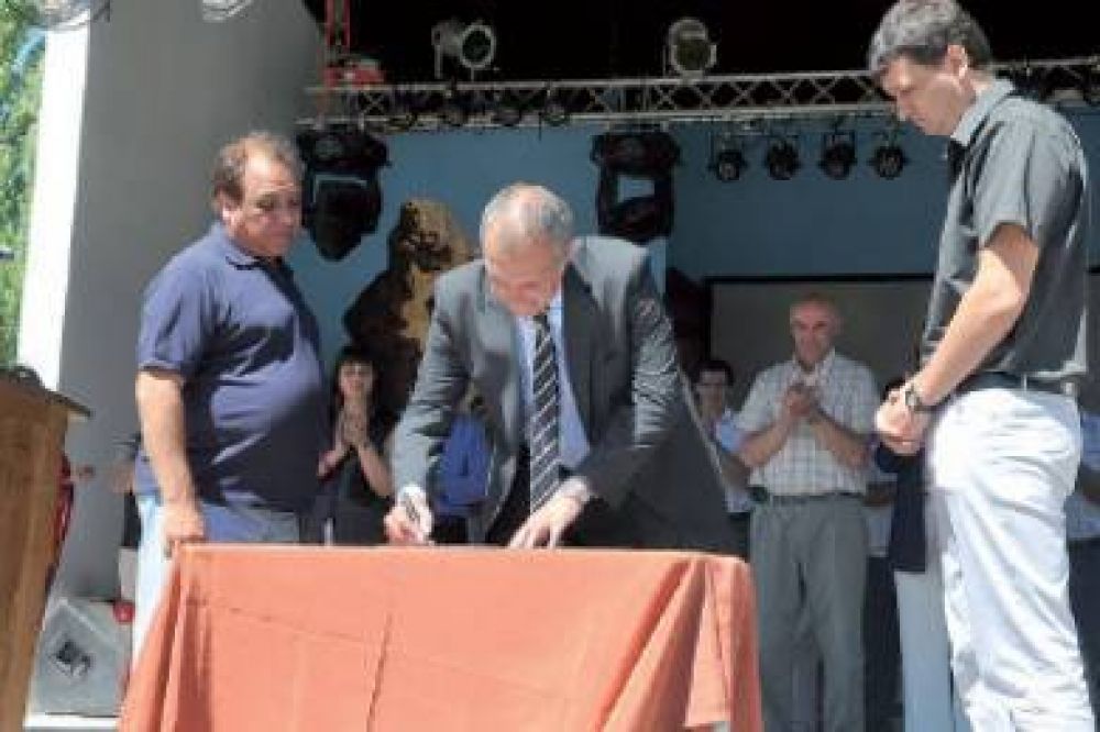 Buzzi anunci� la construcci�n de una escuela secundaria en el aniversario de Gualjaina