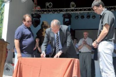 Buzzi anunci� la construcci�n de una escuela secundaria en el aniversario de Gualjaina