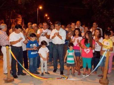 El Intendente inaugur� otro tramo de pavimento en calle Isabel la Cat�lica