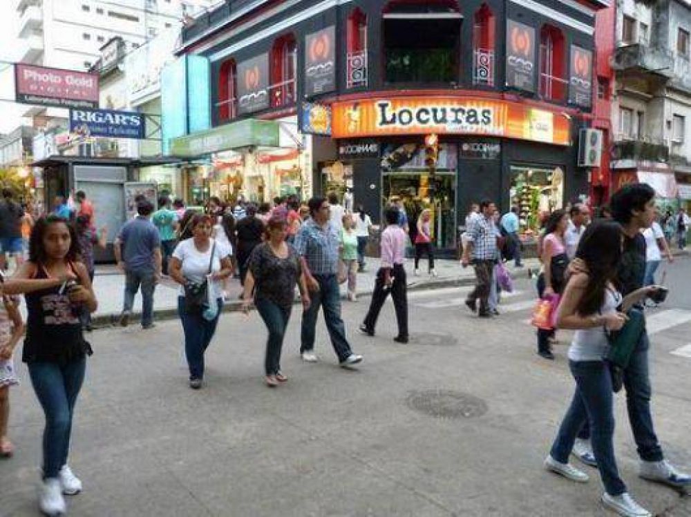 En calle Jun�n, las personas siguen sin respetar los sem�foros de peat�n