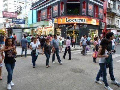 En calle Jun�n, las personas siguen sin respetar los sem�foros de peat�n