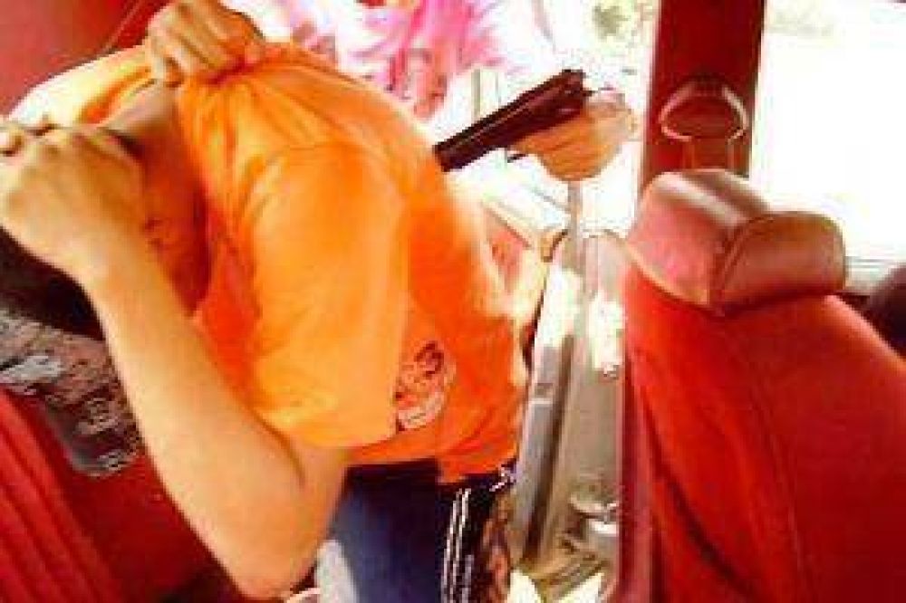 En un ataque de celos tortur� a los compa�eros de su novia