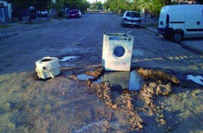 Se�alizaron bache con un lavarropas