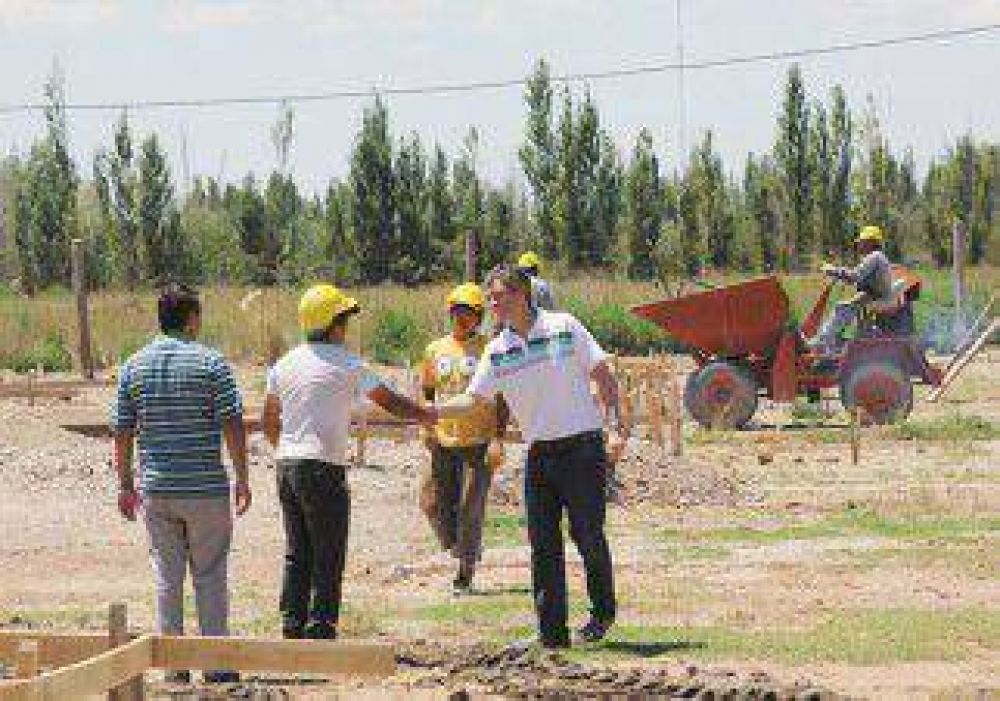 Construyen un nuevo plan de viviendas en Cipolletti 
