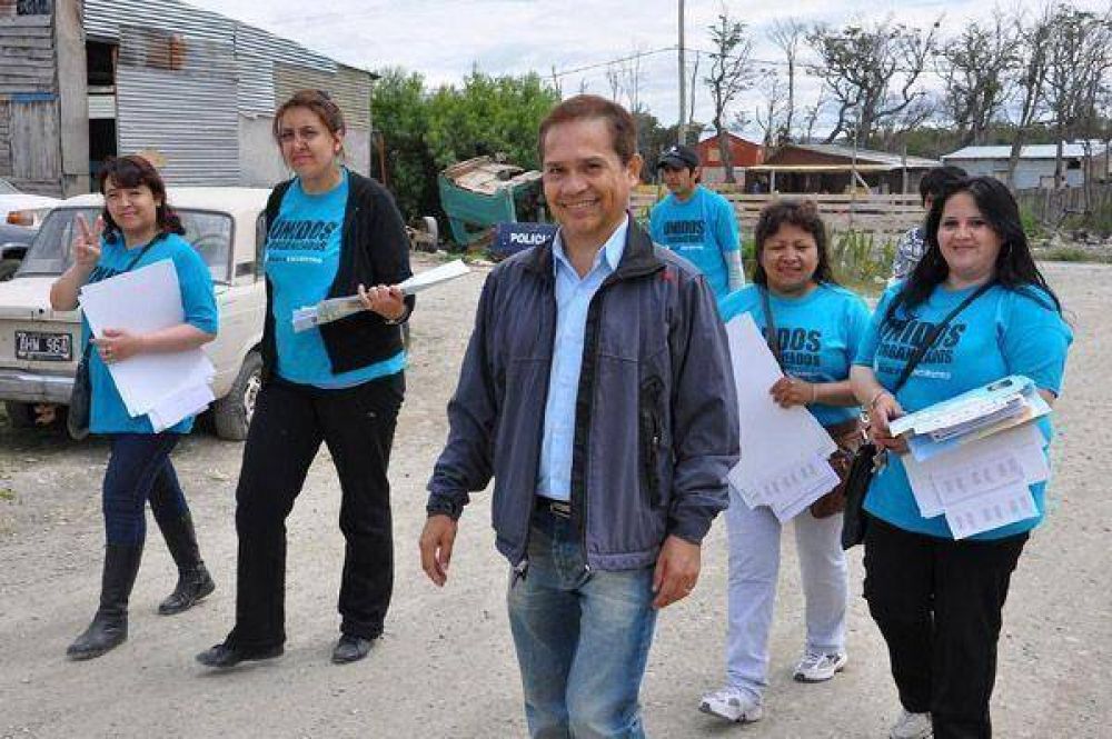 El Senador L�pez junto a militantes de Nuevo Encuentro entregaron almanaques en Tolhuin