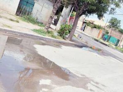 Vecinos del Pabell�n Argentino conviven con el agua de cloaca