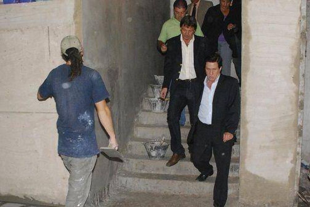 Lan�s: D�az P�rez recorri� escuelas donde se realizan mejoras