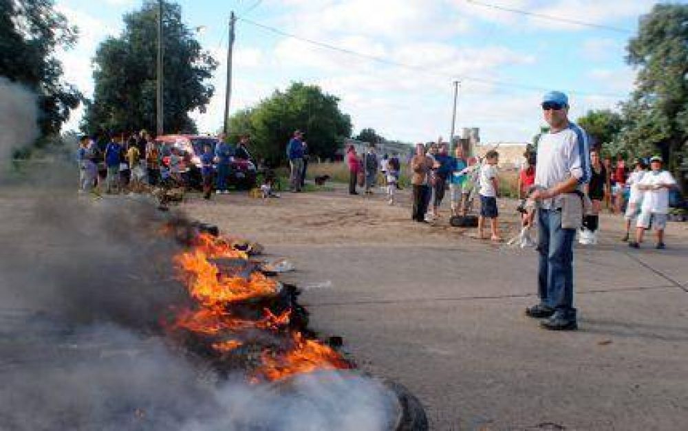 Vecinos de Parque Independencia les hicieron caso a funcionarios municipales y cortaron la Avenida Jorge Newbery