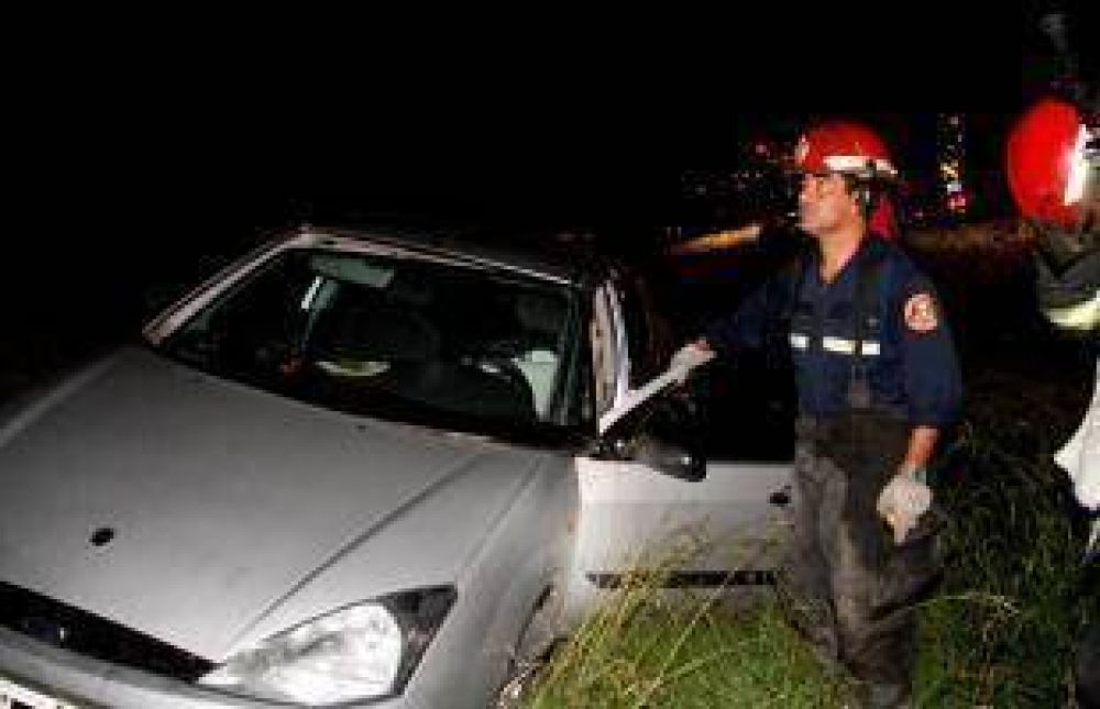 Bomberos asisti� a un auto despistado en la Ruta 9