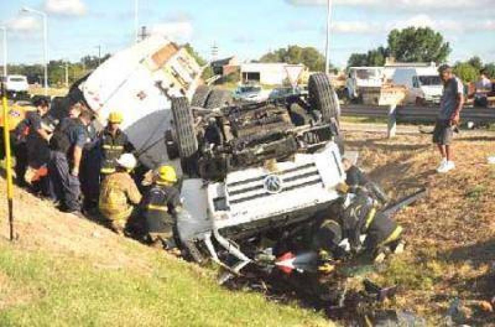 Vuelco en el Acceso Oeste: muri� un camionero de nuestra ciudad