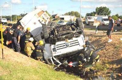 Vuelco en el Acceso Oeste: muri� un camionero de nuestra ciudad
