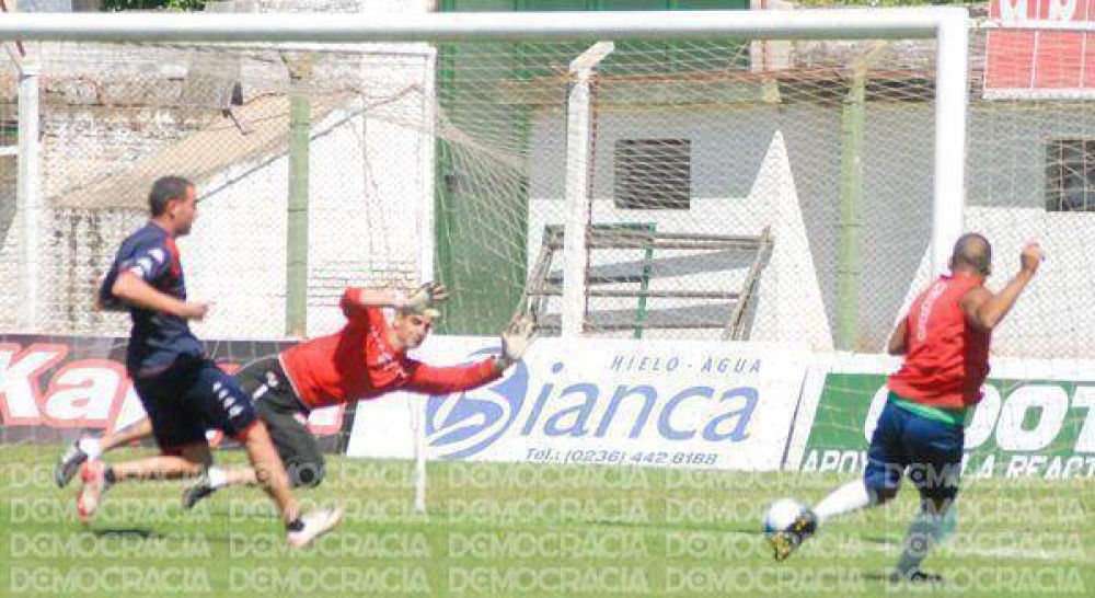 Sarmiento gole� ayer a Independiente de Chivilcoy y hoy viajar� a Buenos Aires