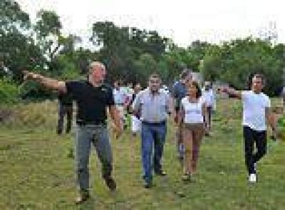 Urribarri impulsa la construcci�n de un complejo termal y un parque acu�tico en Paran�