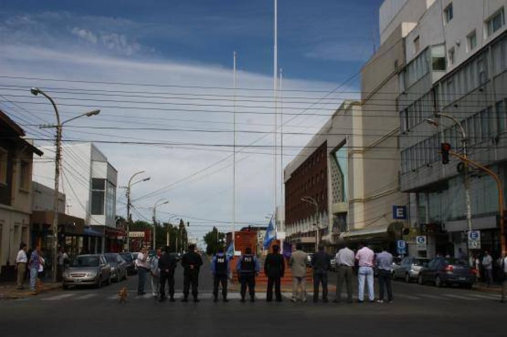 La Comisar�a Seccional 6� recibi� una Bandera Argentina de flameo
