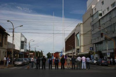 La Comisar�a Seccional 6� recibi� una Bandera Argentina de flameo