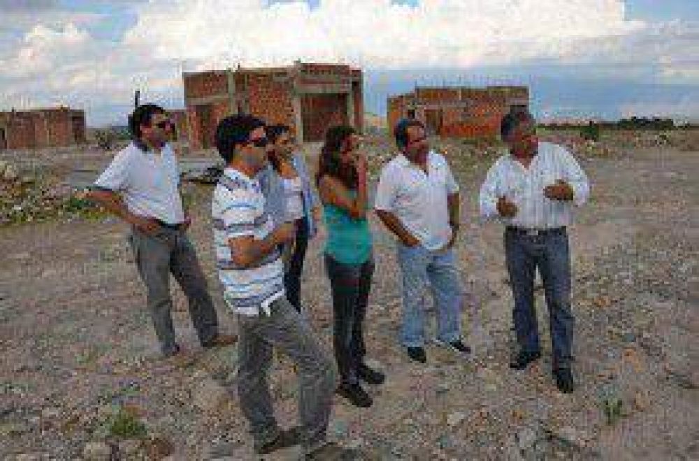 Bosetti verific� avance de obra de viviendas para clase media en Chilecito