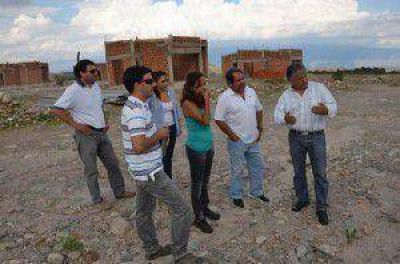 Bosetti verific� avance de obra de viviendas para clase media en Chilecito
