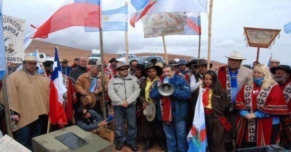 Fraternal uni�n de Riojanos y Chilenos en el hito hist�rico en el l�mite cordillerano