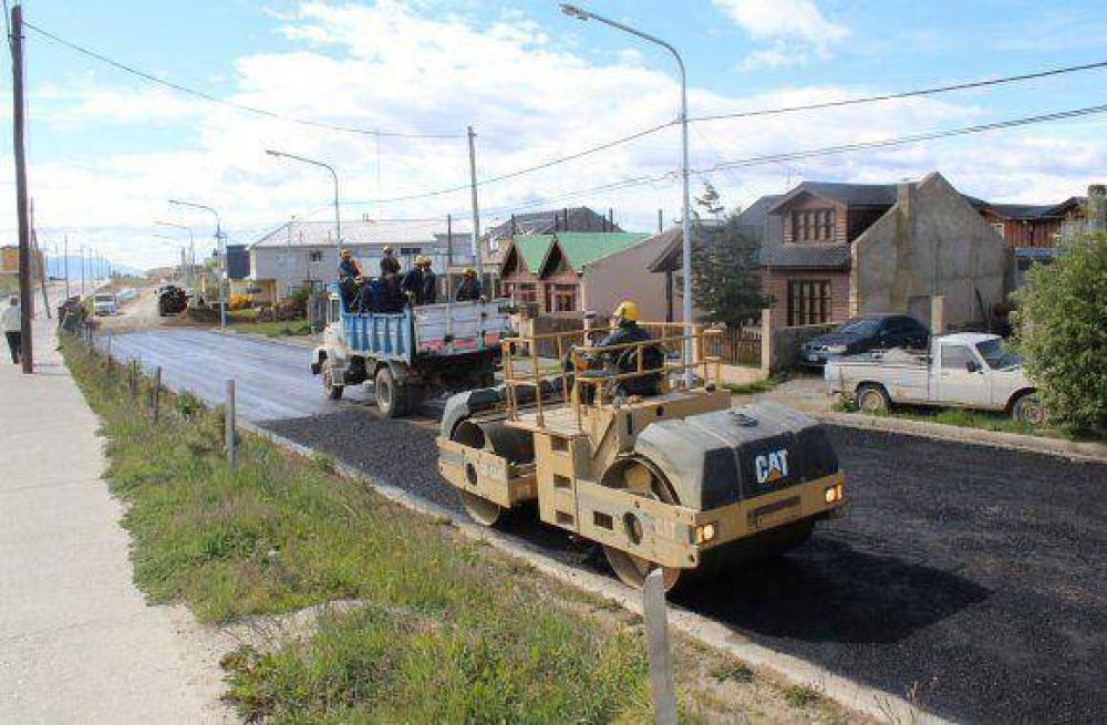 El Municipio pavimenta la colectora de la avenida Hip�lito Yrigoyen