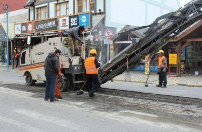 Contin�an los trabajos de reparaci�n de la calle San Mart�n