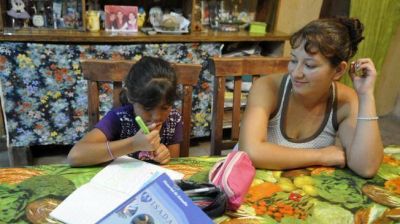 La mitad de los ni�os nacidos en 2011 tiene mam�s sin secundario