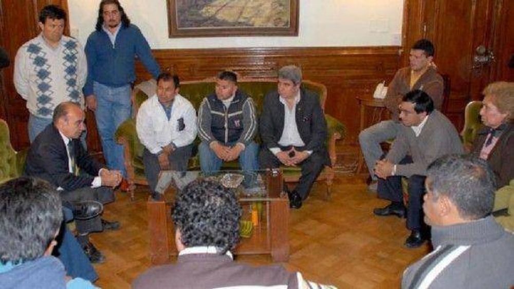 Estatales tucumanos se resisten a firmar un acuerdo salarial para todo el a�o