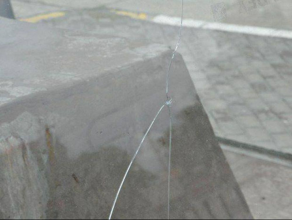 Rompieron el vidrio de la escultura de Belgrano