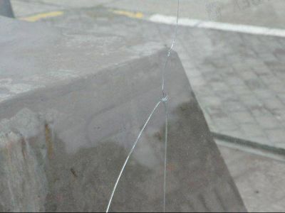 Rompieron el vidrio de la escultura de Belgrano
