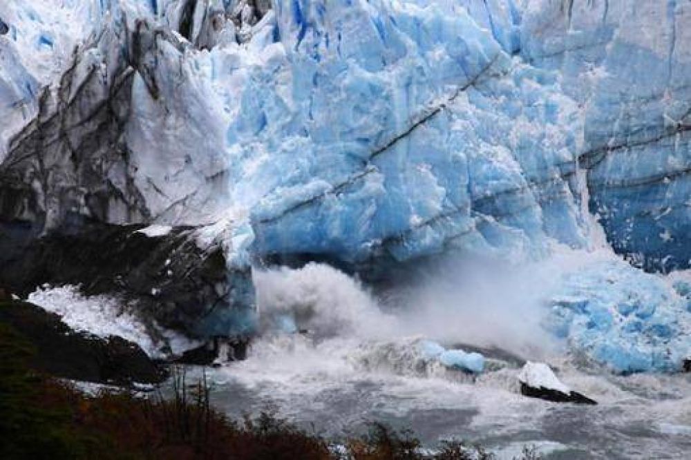 El Glaciar Perito Moreno sorprende a los visitantes con una mini ruptura