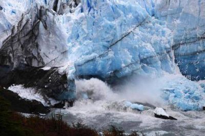 El Glaciar Perito Moreno sorprende a los visitantes con una mini ruptura