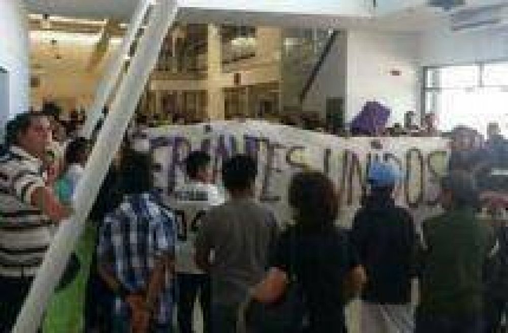 "La Municipalidad nos quiere alejar de la Ciudad e imponernos un lugar" dicen los feriantes de La Saladita