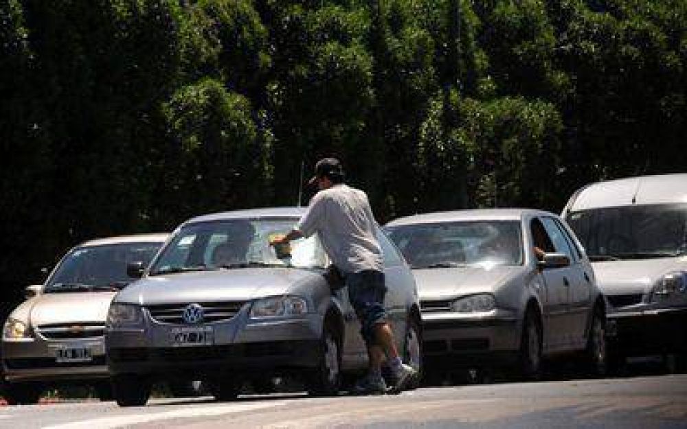 Los limpiavidrios se hacen due�os de las calles en Mar del Plata