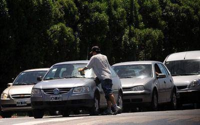 Los limpiavidrios se hacen due�os de las calles en Mar del Plata