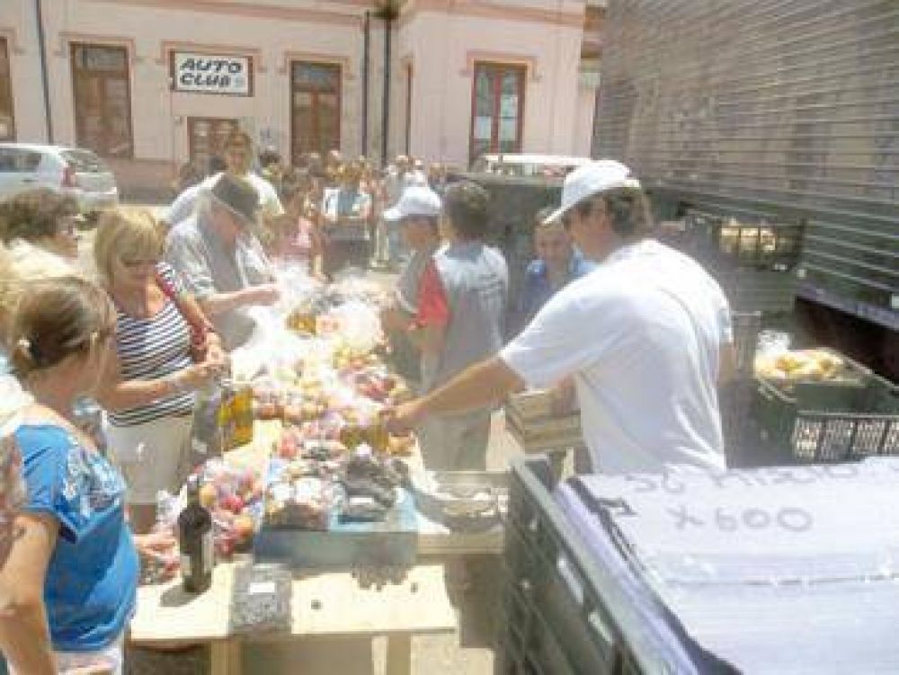 Frutas para todos: vendieron 15 mil kilos en nuestra ciudad