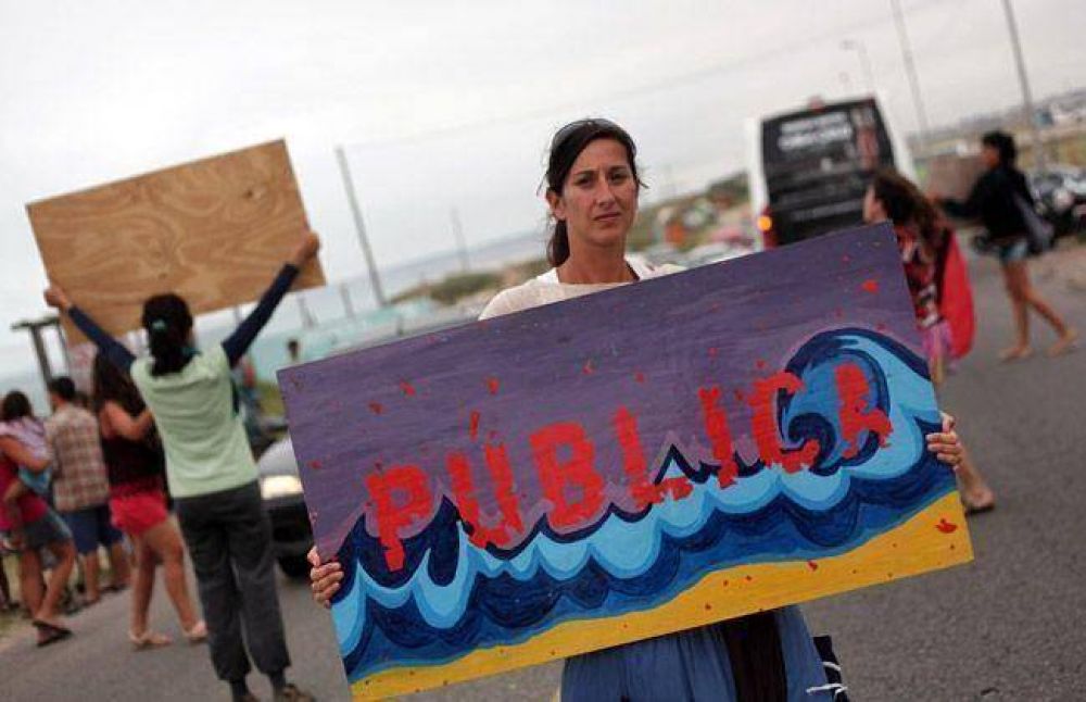 Vecinos volvieron a marchar en defensa de la playa p�blica en el sur de Mar del Plata