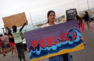 Vecinos volvieron a marchar en defensa de la playa p�blica en el sur de Mar del Plata
