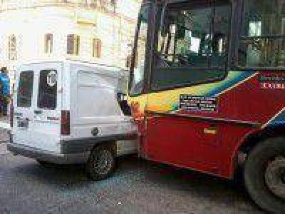 Colectivo y camioneta colisionaron en Las Heras y Alberti y producto del impacto cinco pasajeros resultaron heridos
