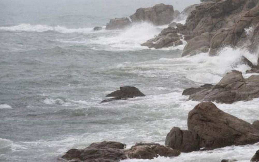 Sigue sin aparecer el pescador que cay� al mar