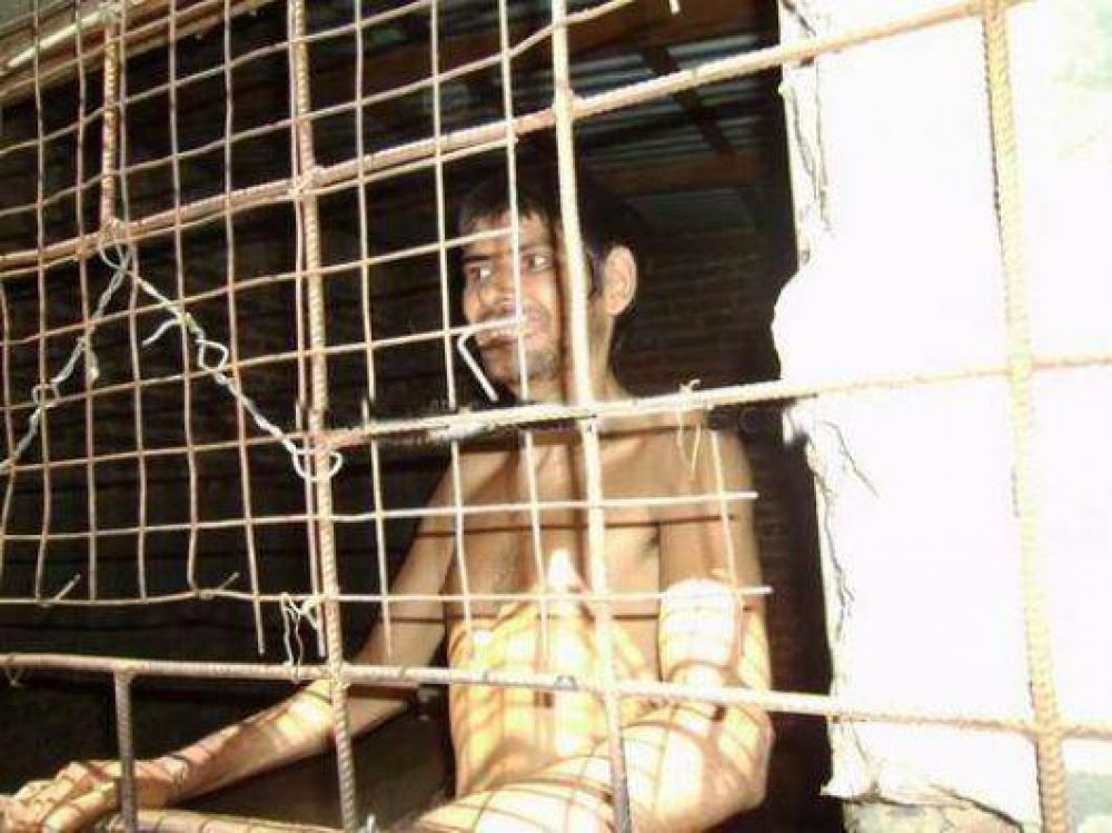 Liberan a un discapacitado que viv�a encadenado a la reja de una ventana