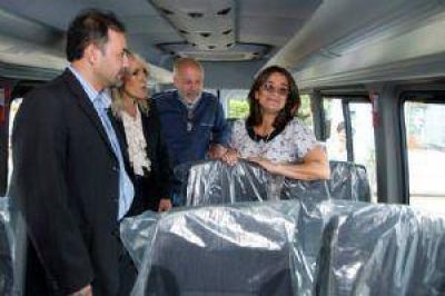 Educaci�n recibi� minibuses para transporte en el interior
