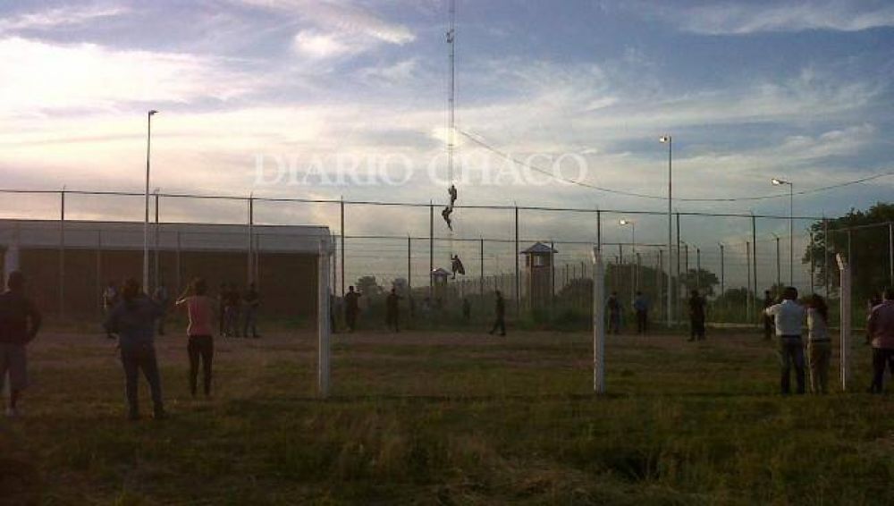 Cuatro reclusos fugados, seis heridos y tres penitenciarios de rehenes por un mot�n en el complejo penitenciario de S�enz Pe�a