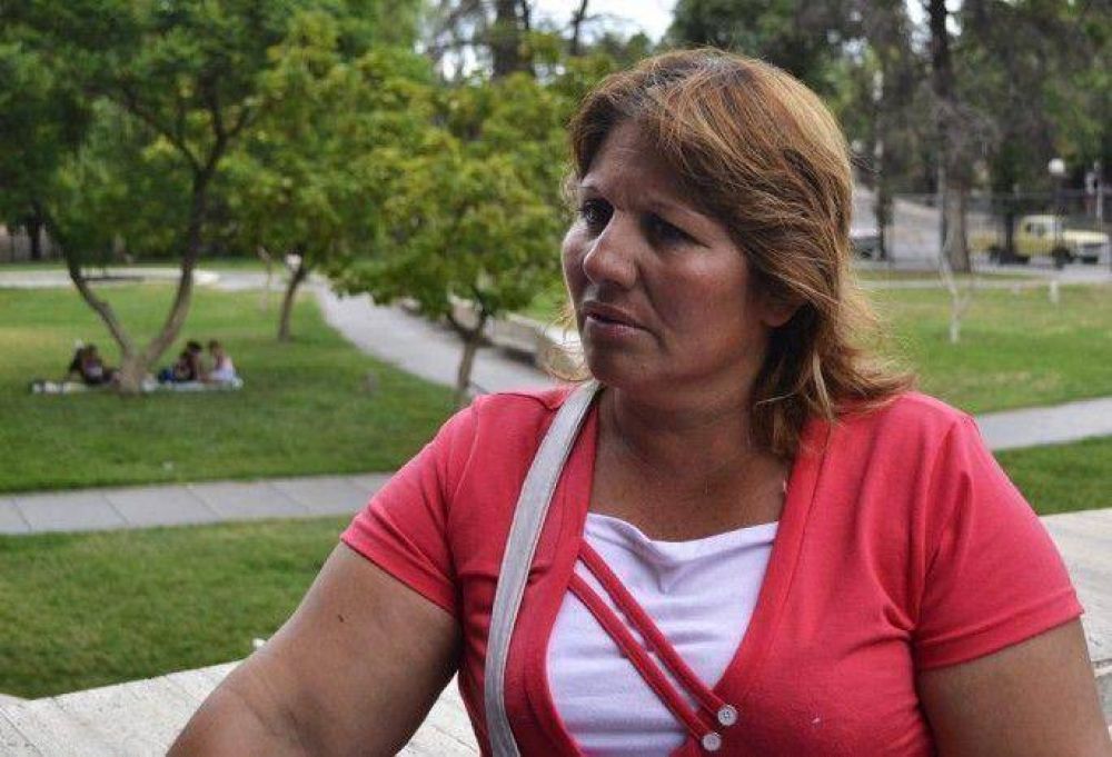 "Los polic�as no lo quer�an ayudar y lo dejaron tirado en el piso", dijo la madre del joven baleado