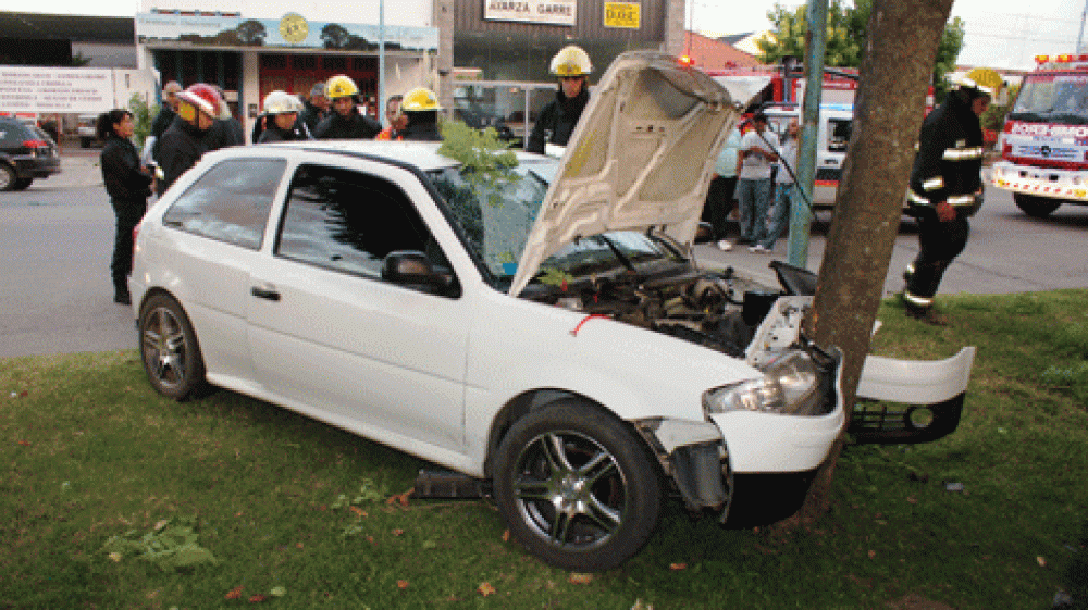 Un auto con nueve adolescentes choc� contra un �rbol 