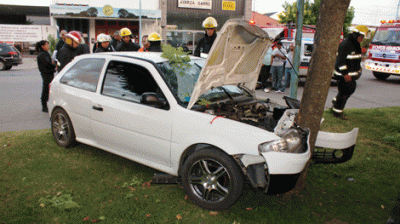 Un auto con nueve adolescentes choc� contra un �rbol 