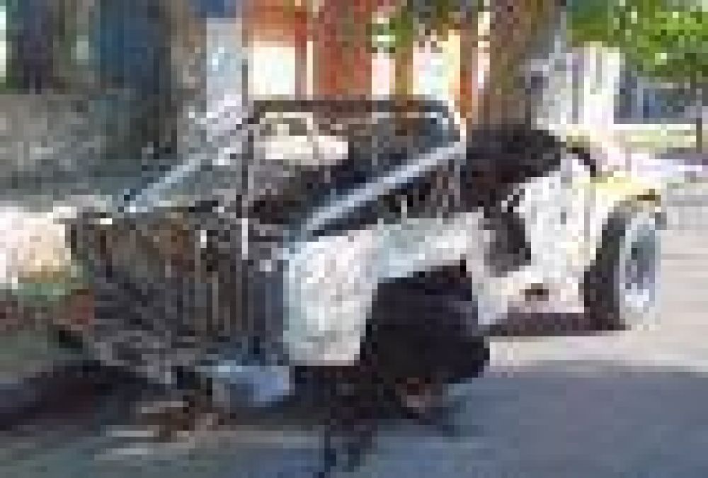 Dos j�venes muertos en vuelco e incendio