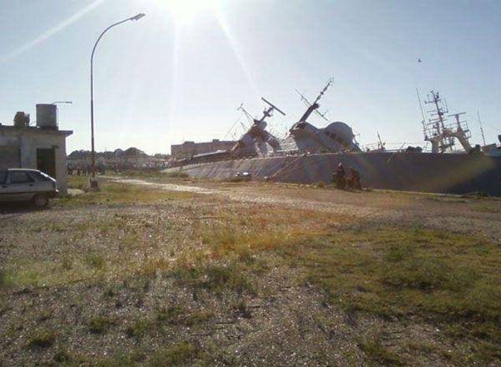 Un buque fuera de servicio se hunde en Puerto Belgrano